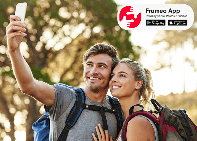 Del billeder og videoer med Frameo Par der tager Selfie