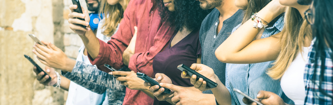 Læs mere om vores mid-range telefoner Billede af en gruppe mennesker der holder smartphones