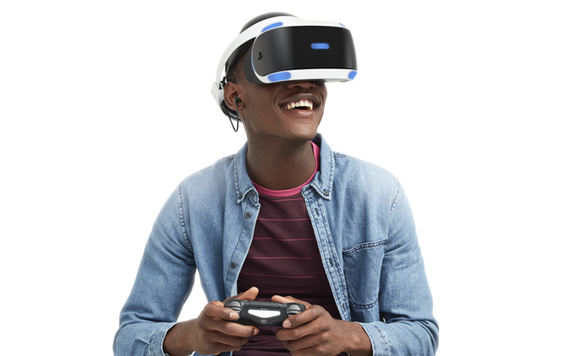 PlayStation VR headset Mand som spiller med PlayStation VR system