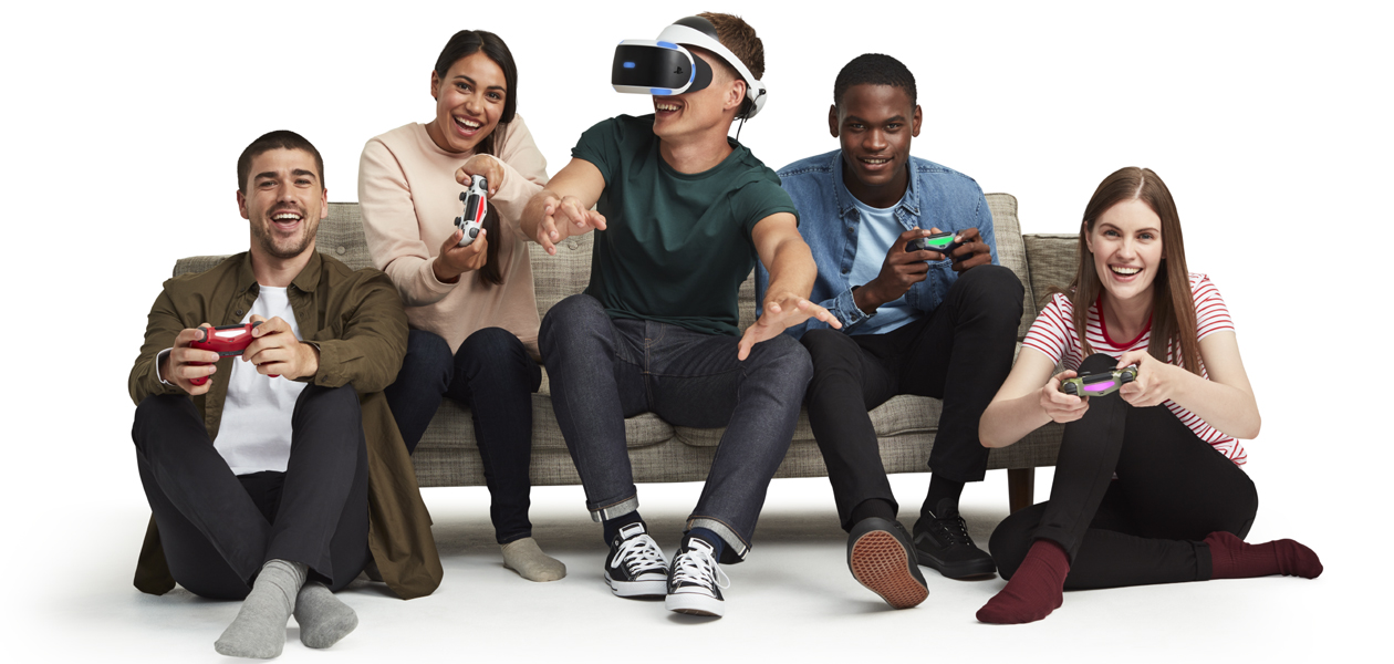 Vær mere social med PlayStation VR En vennegruppe, som sidder i en sofa og spiller med PS VR
