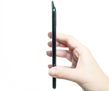 Samsung Galaxy A7 har et ergonomisk og elegant design Samsung Galaxy A7 fra siden