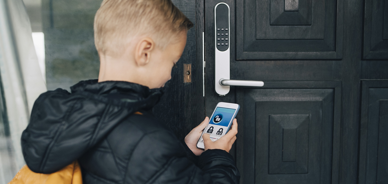 Smarte dørlåse kan installeres i selv ældre bygninger og døre Lås døren op med en app på din telefon