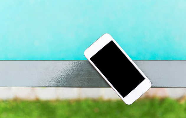 HomeKit styres gennem Apple Home appen En hvid smartphone.