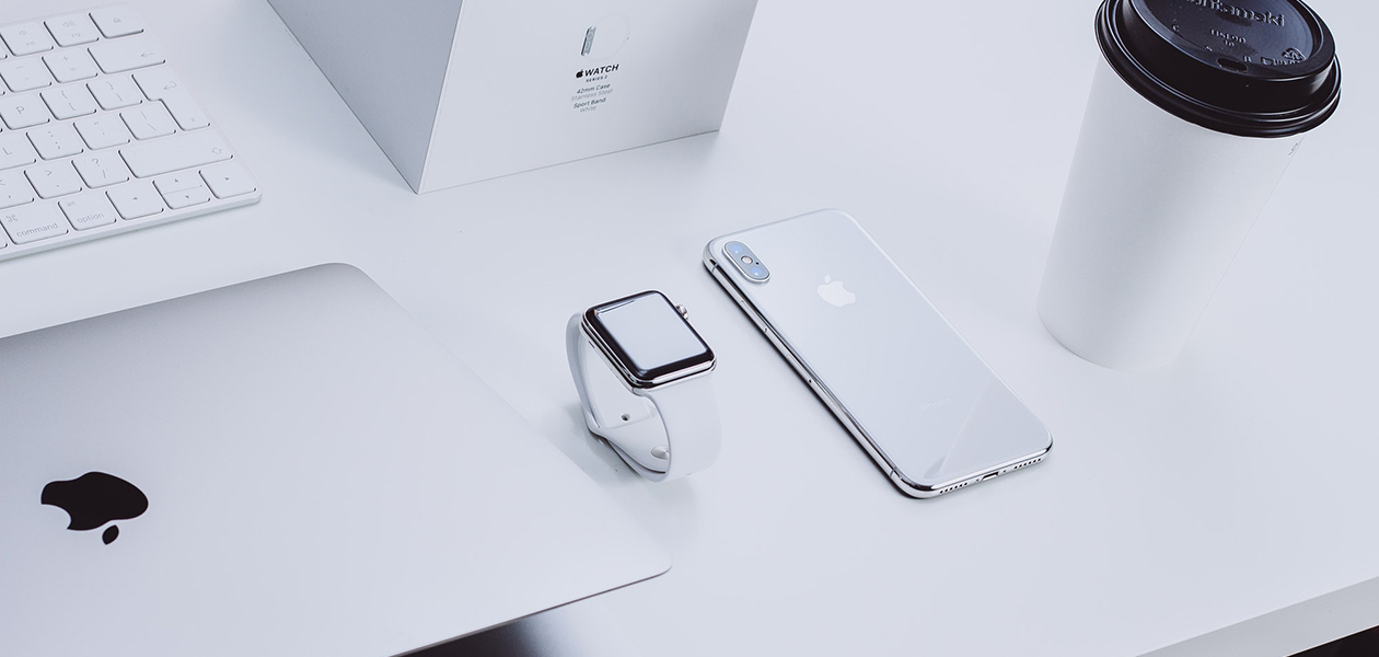 Guide: Alt du skal vide om Apple HomeKit Forskellige Apple produkter på et skrivebord