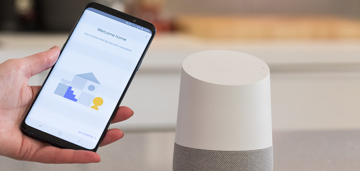 Sådan knytter du din kalender til Google Home Billede af mobil og Google Home-højttaler