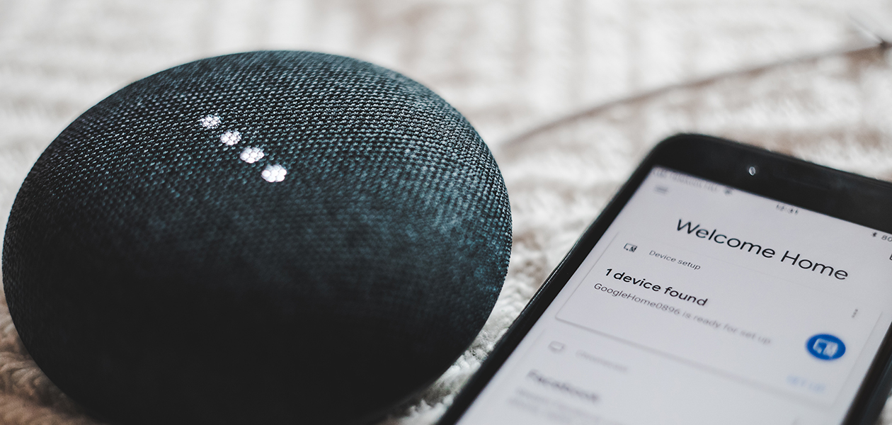 Sådan får du mest ud af Google Home Google Home Mini-højttaler ved siden af en mobil