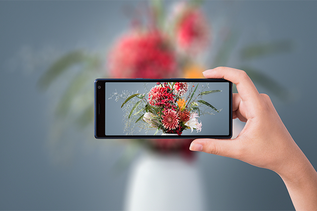 Sony Xperia kamera Person tager billede af blomster med Sony Xperia 10