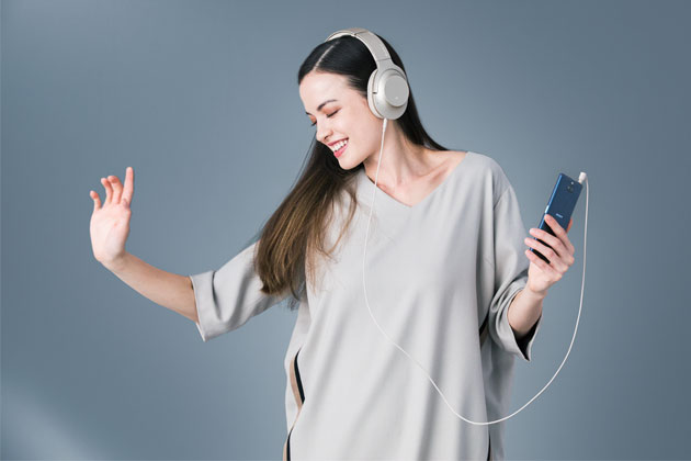 Sony Xperia 10 Kvinde lytter til musik med Sony Xperia 10