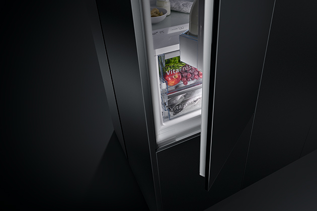 Vita Fresh skuffen i et Bosch Vario Style køleskab med fryser Bosch Vario Style køleskab med fryser i farven Carbon Black