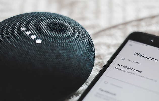 Begynd med det grundlæggende, når du vil opbygge dit smart home Google Home Mini-højttaler ved siden af en smartphone