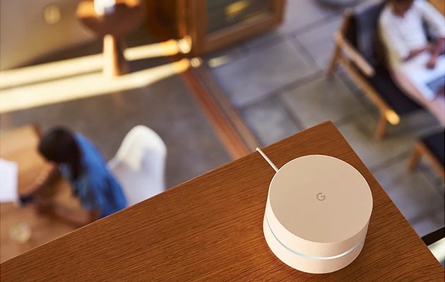 Hold styr på netværksforbruget fra smarte home-enheder A Google WiFi-enhed på en hylde
