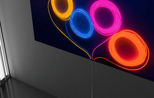 Med Samsung One Invisible Connection har du kun brug for et eneste transparent kabel, som fører op til TV'et QLED-TV med farverige kabler, som illustrerer, hvordan ledningerne går sammen til én, der hvor One Connection-kablet går ud af TV’et
