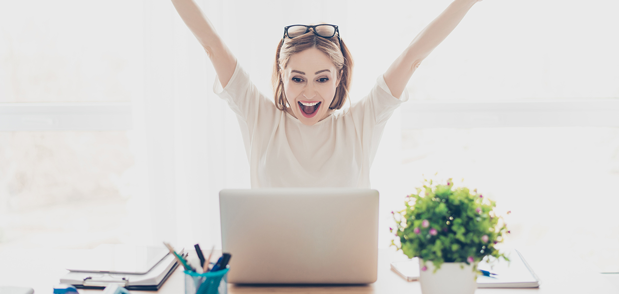 Dette kunne vi ikke før, vi fik smart home En kvinder ser på sin laptop med et stort smil på læben