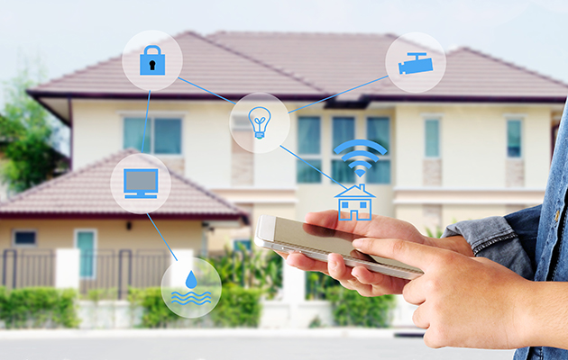 Få kontrol over hele hjemmet Hænder, der holder en smartphone foran et stort hus med symboler over billedet, der indikerer forskellige smart home-funktioner.