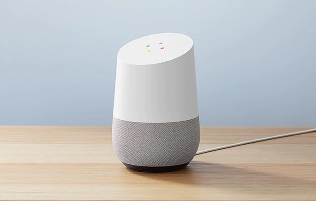 Google Home kan hjælpe dig med mere, end du forestiller dig Google Home højttaler på et skrivebord
