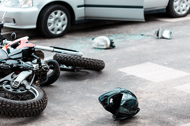 Sikker i trafikken med Smart Tracker fra Yepzon Motorcykel ligger på vejen foran bil efter trafikulykke