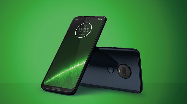 Oplev, fang og del øjeblikkene med Moto G7 Produkt billede af Moto G7 Plus på grøn baggrund