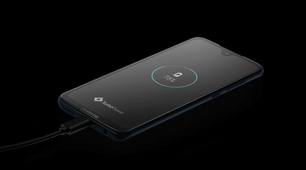 Batteri Moto G7 Plus på sort baggrund og med ladestikket sat i