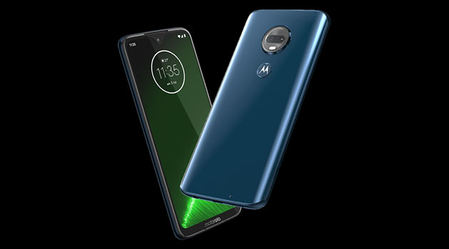 Vandafvisende Produktbillede af to Moto G7 Plus-telefoner