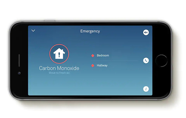 Intelligent røgalarm En smartphone med en app på skærmen, der tjekker luftkvaliteten