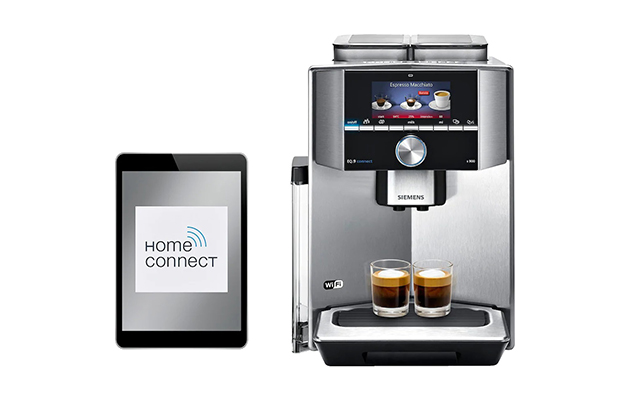 Bryg din foretrukne kaffe med hjælp fra stemmen Billede af en fuldautomatisk kaffemaskine ved siden af en tablet med Home Connec-logoet