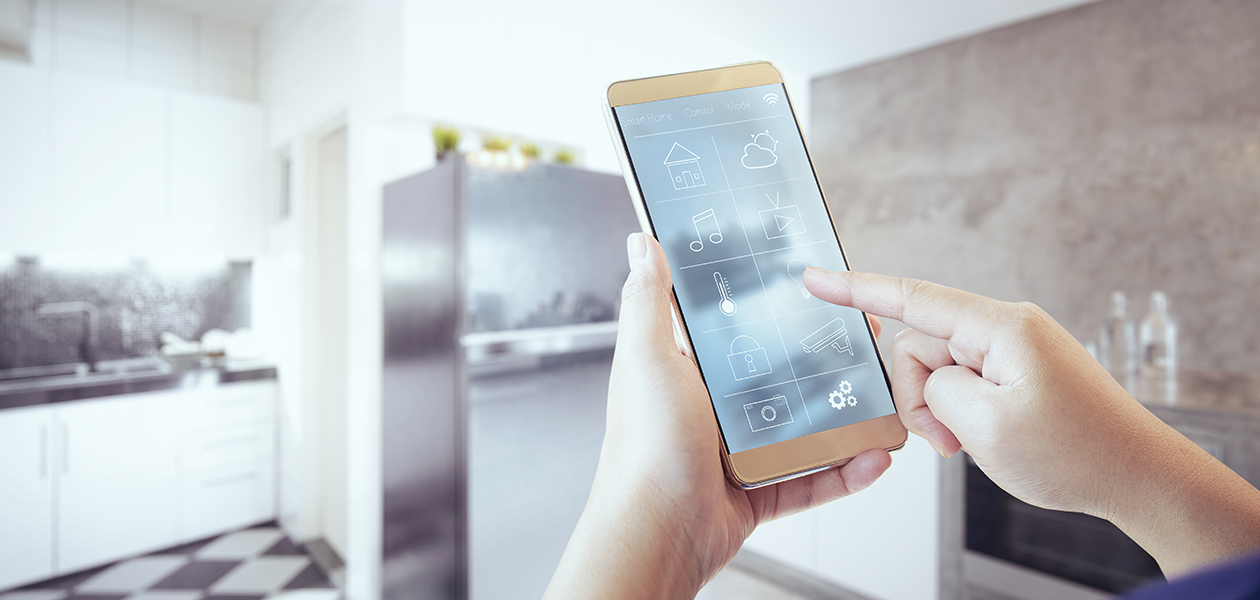 Control your smart home appliances with Home Connect Billede af hander, der holder en smartphone foran et køkken