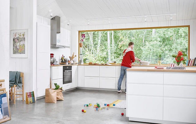 Hav styr på ovnen – også selvom du ikke er i køkkenet En mand tilberede mad i et køkken med en intelligent ovn fra Electrolux