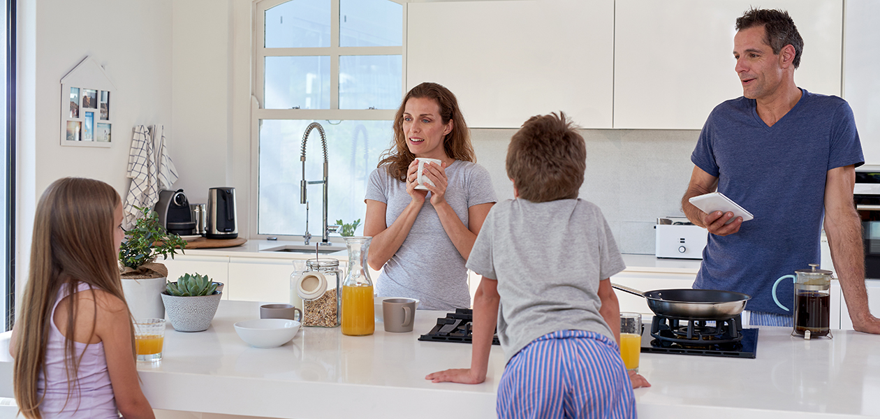 Lær et sprog med Google Home En familie samlet i køkkenet