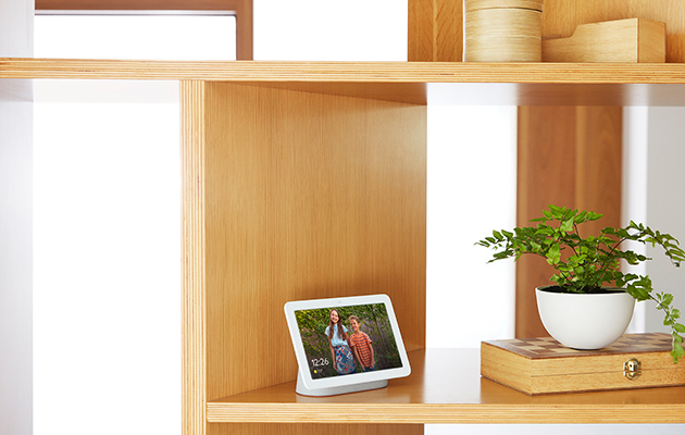 Den perfekte digitale billedramme Google Nest Hub viser familiebilleder i en reol