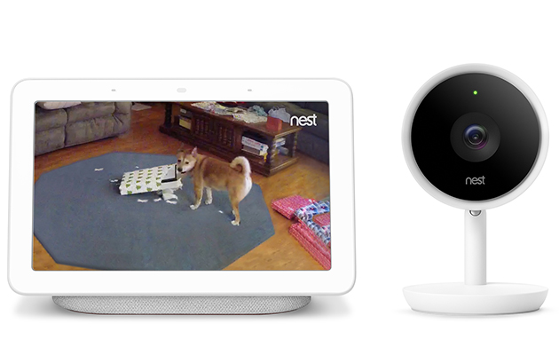 Styr hele dit smart home med Google Home Hub En optagelse af en hund fra et overvågningskamera og et overvågningskamera fra Nest