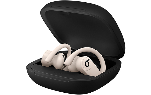 Powerbeats Pro er konstrueret til idrætsudøvere og har igen ledninger, der holder dig tilbage. Hvide Powerbeats Pro i opladeretuiet