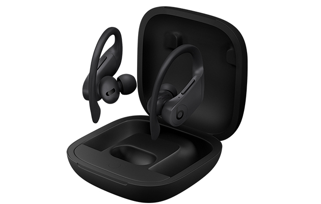 Powerbeats Pro har et kraftigt, balanceret lydbillede med naturtro og krystalklar lydgengivelse med større frekvensområde Sorte Powerbeats Pro over opladningsetuiet