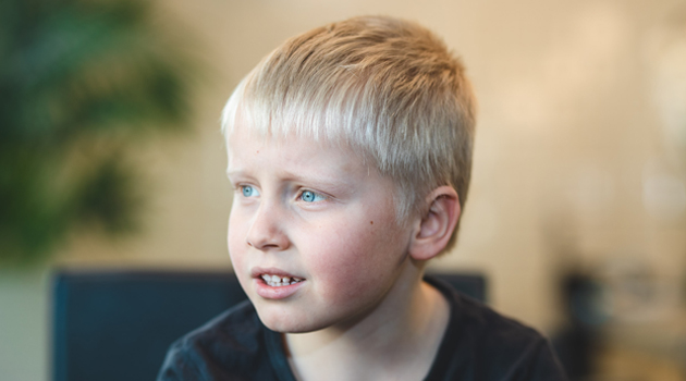 Rigtigt udstyr er essentielt for at blive en ekspert Dreng, som er klar til en hårklipning