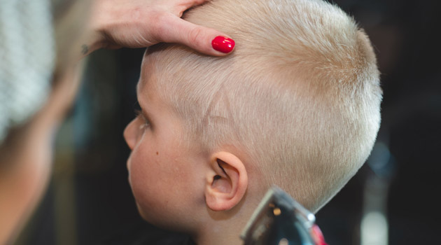 klip hår med trimmer klip hår med trimmer