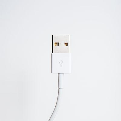Type-A Hvidt USB-A stik på en hvid baggrund