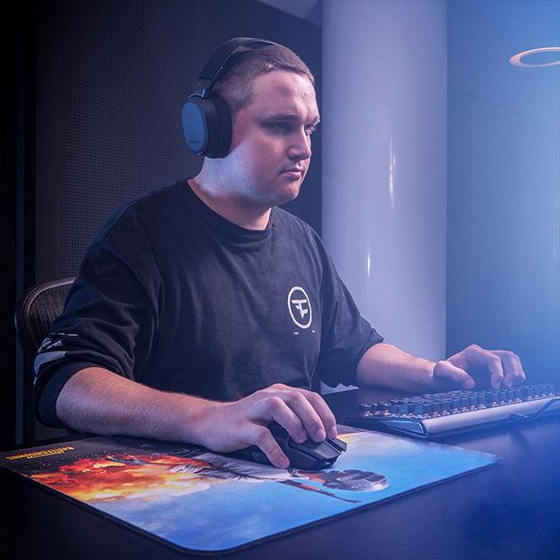 1 ms ventetid, 1000 Hz og 24 timers batterilevetid En gamer som anvender SteelSeries Rival 650