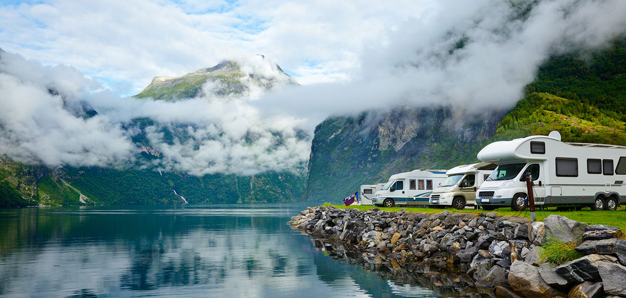 Tag disse produkter med på campingferien Autocampere ved bjergsø