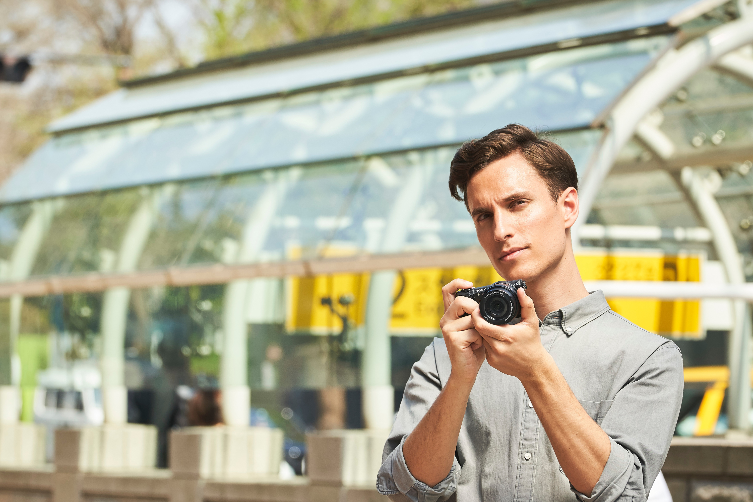 Sony A5100 En mand holder et A5100 kamera