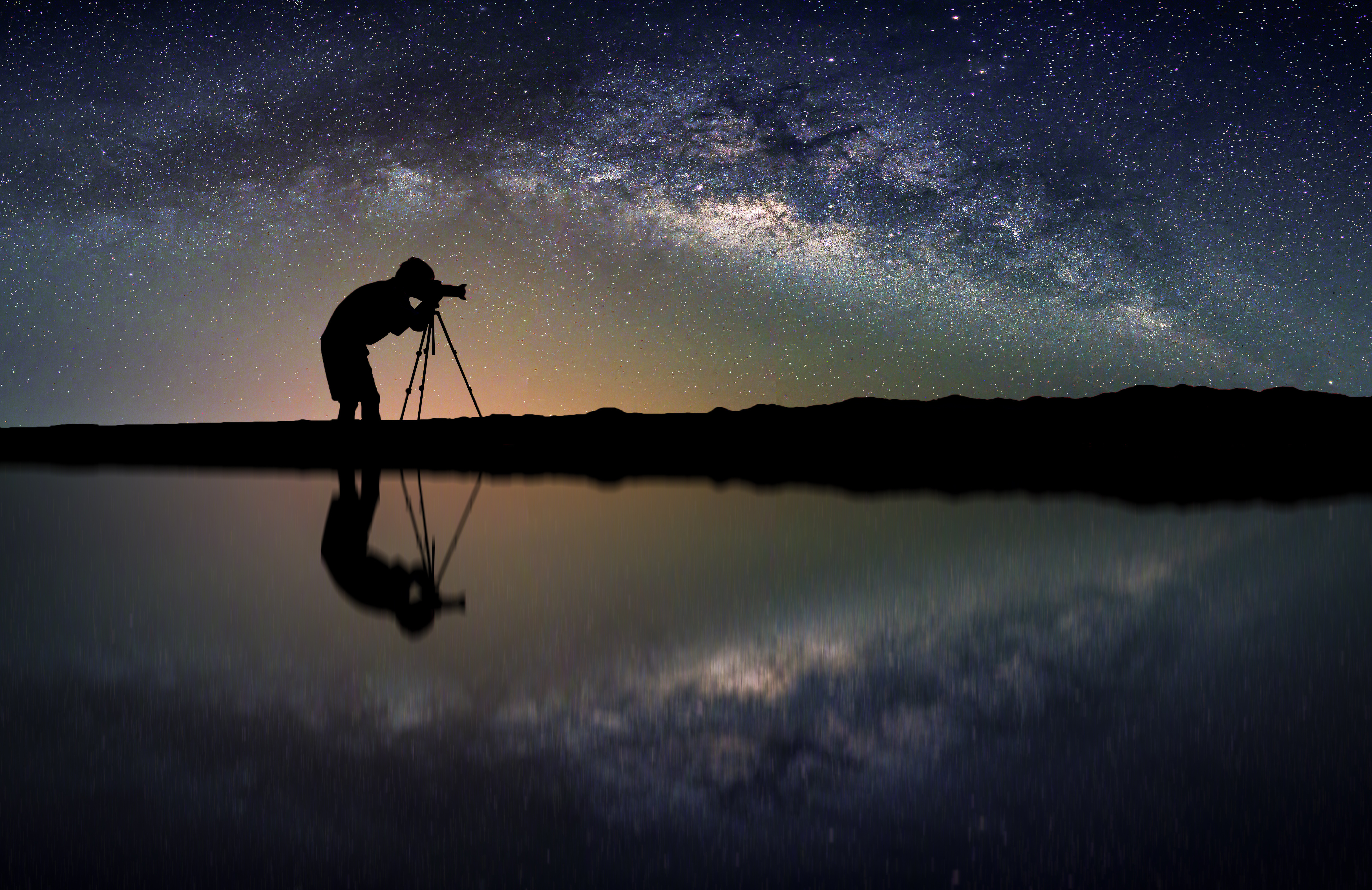 Nogle billeder fortjener mere En person fotograferer i mørke og med stjernehimmel i baggrunnen