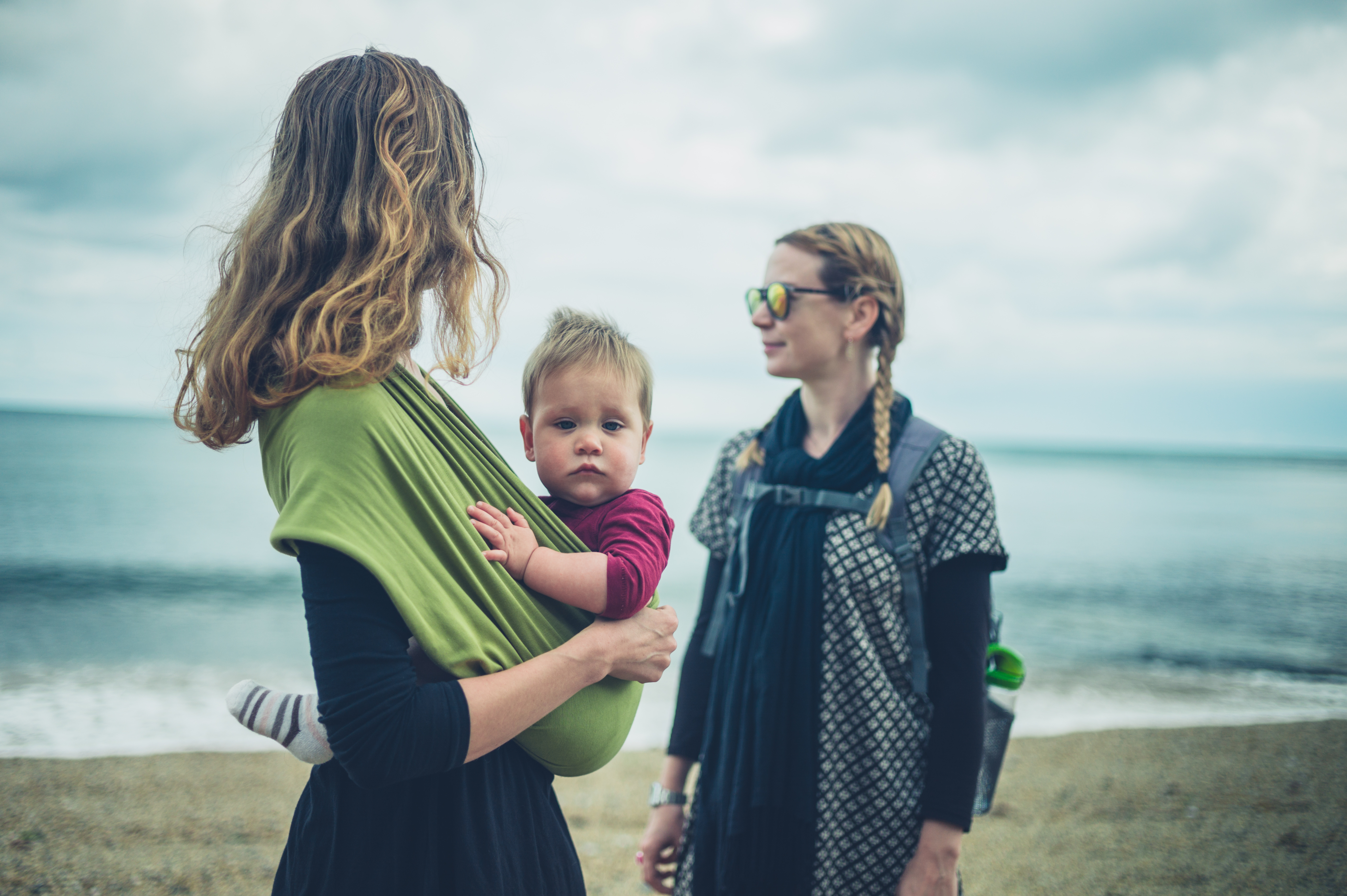 Elgigantens fotodel To kvinder og et lille barn på stranden