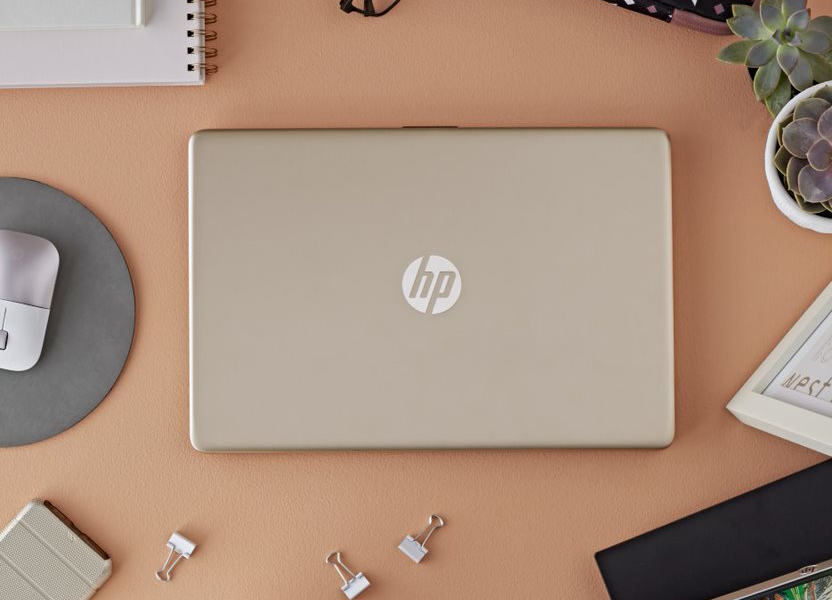HP 15 HP 15 på et bord med en mus og kontorartikler omkring sig