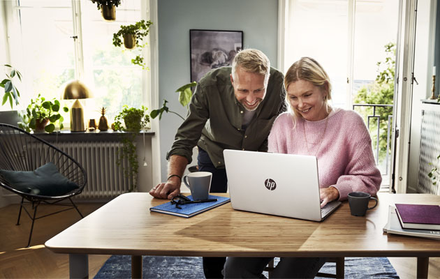 HP 15 - Produktiv dagen lang En mand og en kvinde i deres hjem med en HP 15