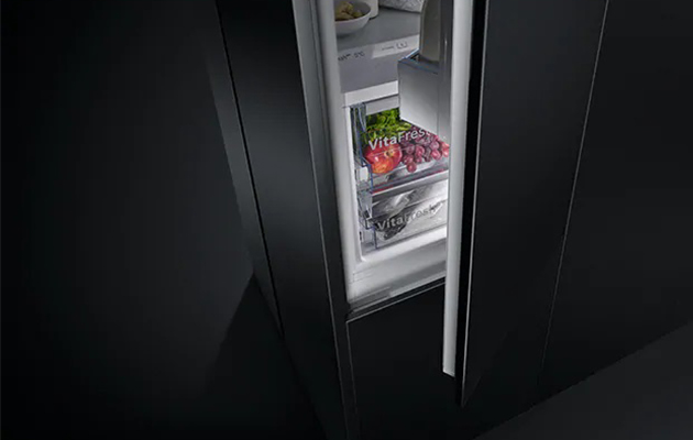 Bosch Vario Style køleskab med fryser i farven carbon black