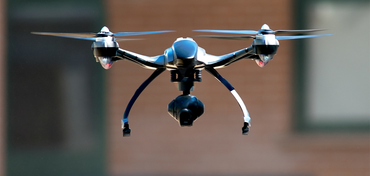 Se verden fra en anden vinkel En drone flyver over en strand, hvor flere mennesker leger