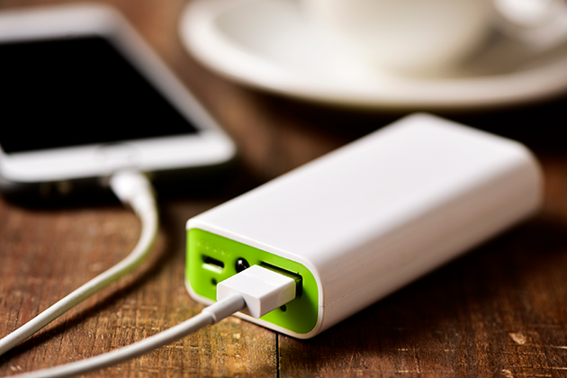 En powerbank kan hurtigt oplade din telefon på farten Telefon bliver opladet via powerbank