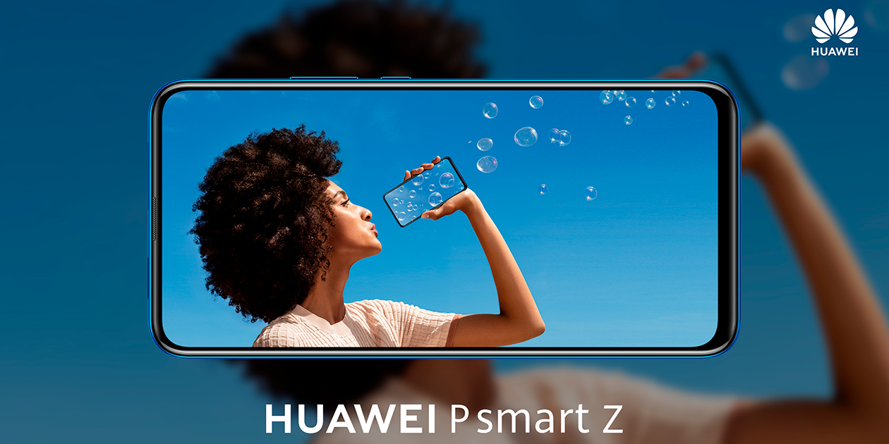 Huawei P Smart Z Kvinde med Huawei P Smart Z og sæbebobler