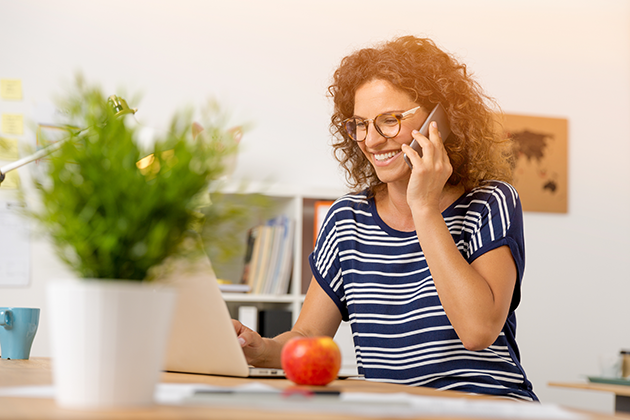Sørg for at have det rigtige abonnement, hvis du ringer meget Kvinde sidder ved bord og snakker i telefon