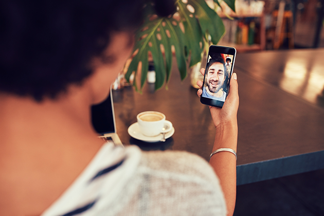 Ring til folk du holder af i hele verden Kvinde videochatter med mand