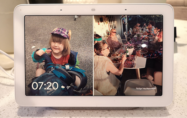 For at få dine billeder frem på Google Nest Hub, skal du følfe disse trin: Barn med kasket spiser sodavandsis og folk sidder udenfor og spiser ved et bord
