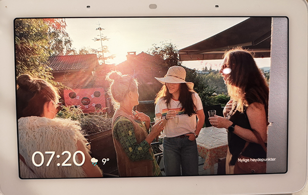 For at få dine billeder frem på Google Nest Hub, skal du følge disse trin: Kvinder står og snakker udenfor med plastikvinglas i hånden